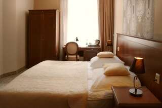 Отель Hotel Gal Тарнув Улучшенный номер с кроватью размера «king-size»-2